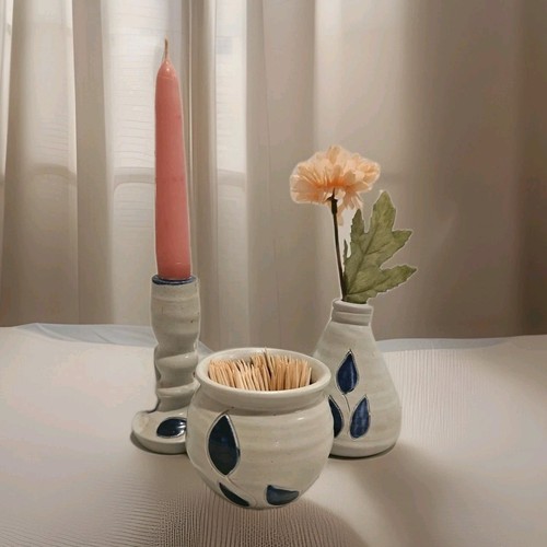 Williamsburg pottery blue leaf - blue,